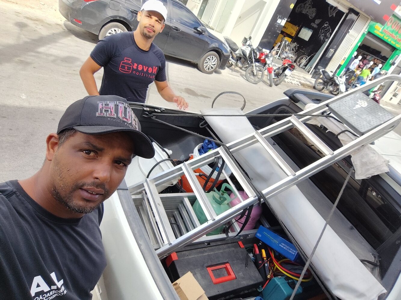 Equipe da J.A com veículo, escadas e ferramentas