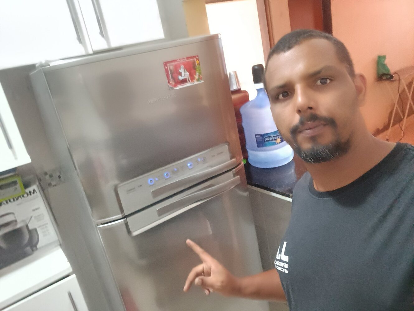 Jaime realizando diagnóstico em geladeira